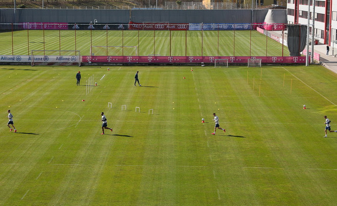 Cầu thủ Bayern Munich 'giãn cách xã hội' khi trở lại tập luyện ảnh 3