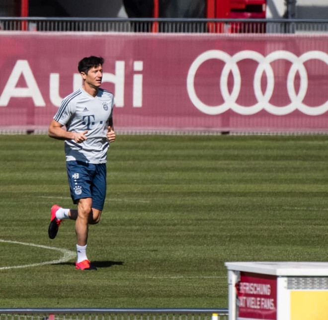 Cầu thủ Bayern Munich 'giãn cách xã hội' khi trở lại tập luyện ảnh 1