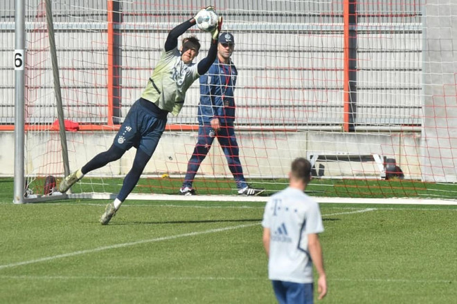 Cầu thủ Bayern Munich 'giãn cách xã hội' khi trở lại tập luyện ảnh 2