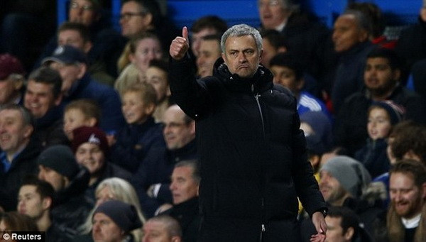 Mourinho phải tiến hành một ca tiểu phẫu. (Nguồn: REUTERS) Mourinho phẫu thuật sau đại chiến, Eto'o chọn đích "treo giày" ảnh 1