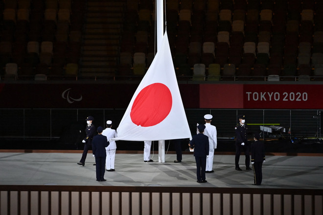 Lễ thượng cờ Nhật Bản tại lễ khai mạc Paralympic Tokyo 2020 ở thủ đô Tokyo, Nhật Bản, ngày 24/8/2021. (Ảnh: AFP/ TTXVN) Paralympic Tokyo 2020 chính thức khai mạc với chủ đề 'We Have Wings' ảnh 1