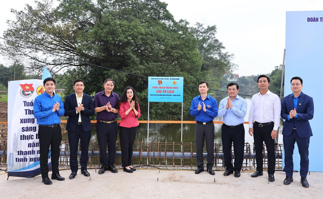 Ông Nguyễn Minh Triết, Bí thư Trung ương Đoàn, Chủ tịch Trung ương Hội Sinh viên Việt Nam cùng đại biểu gắn biển Công trình thanh niên xây dựng cầu Tô Lịch thuộc Dự án xây dựng đường Vành đai 4 – Vùng Thủ đô. (Ảnh: Minh Đức/TTXVN) cong trinh thanh nien.jpg
