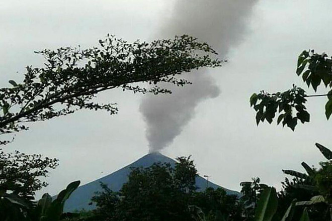 Núi lửa Ulawun phun tro bụi ngày 26/9. (Nguồn: AFP) Papua New Guinea: Cảnh báo núi lửa Ulawun phun trào ảnh 1