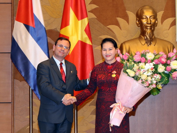 Chủ tịch Quốc hội nhận Huân chương Đoàn kết của Hội đồng Nhà nước Cuba ảnh 1