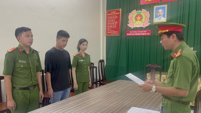 Cơ quan Công an tống đạt các Quyết định khởi tố và Lệnh bắt tạm giam Nguyễn Trung Kiên, trưởng nhóm kinh doanh, đối tượng cầm đầu. (Nguồn: Báo Công an Nhân dân) Bắt nhóm nhân viên cấu kết kế toán chiếm đoạt tài sản hơn 100 tỷ đồng ảnh 1