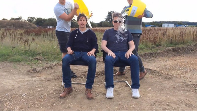 Tom Cruise dội 8 xô nước đá theo thách thức của Hugh Jackman ảnh 1