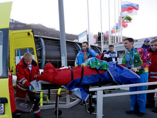 Olympic Sochi: Xe trượt lòng máng đâm gãy chân nhân viên ảnh 1