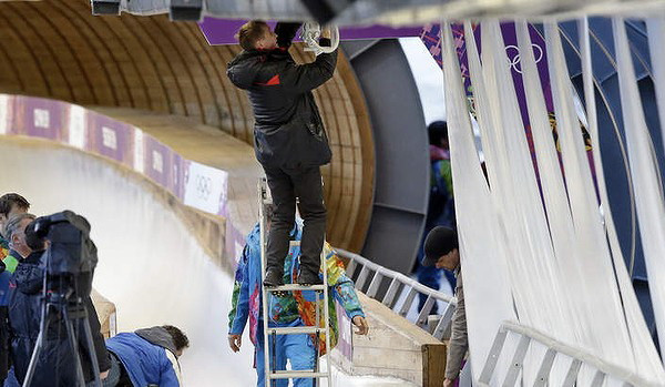 Olympic Sochi: Xe trượt lòng máng đâm gãy chân nhân viên ảnh 2