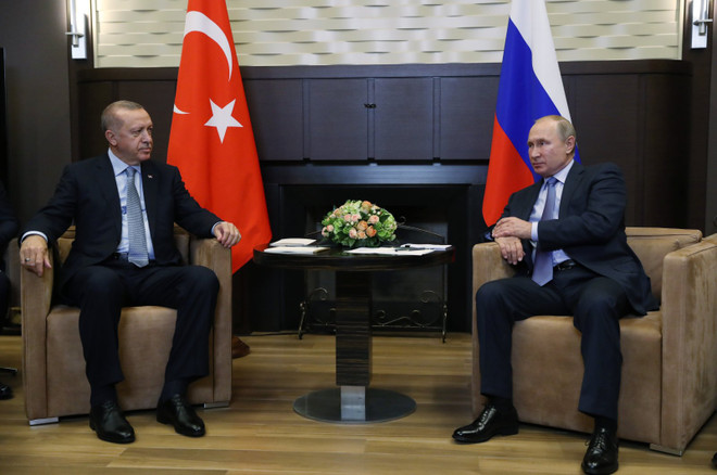 Tổng thống Thổ Nhĩ Kỳ Erdogan và người đồng cấp Nga Vladimir Putin vừa có cuộc điện đạm bàn về vấn đề Ukraine. (Nguồn: Reuters) Lãnh đạo Thổ Nhĩ Kỳ và Nga điện đàm về vấn đề Ukraine ảnh 1