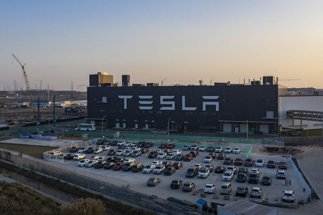 Nhà máy của Tesla ở Thượng Hải phải tạm thời đóng cửa. (Nguồn: Bloomberg) Hãng Tesla tạm ngừng sản xuất tại Thượng Hải trong vài ngày ảnh 1