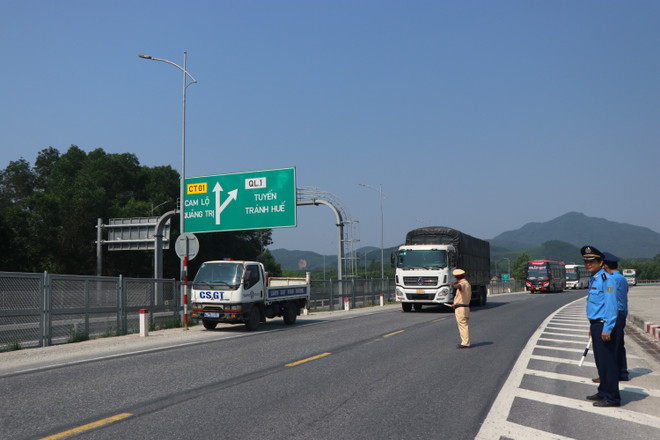 ttxvn_phuong_tien_di_vao_cao_toc_cam_lo-_la_son_04-2.jpg