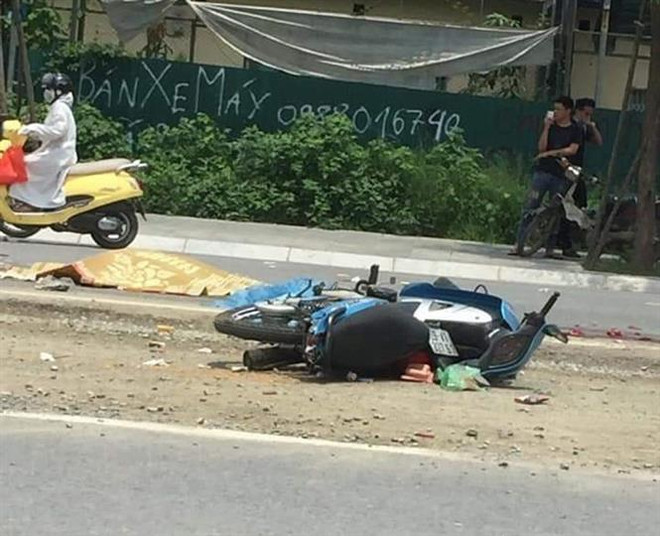 Hà Nội: Xe máy va chạm với xe đầu kéo khiến hai mẹ con tử vong ảnh 1