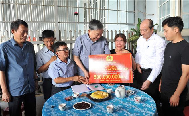 Lãnh đạo Bộ Công an chia sẻ với các gia đình các liệt sỹ tại Đắk Lắk ảnh 2