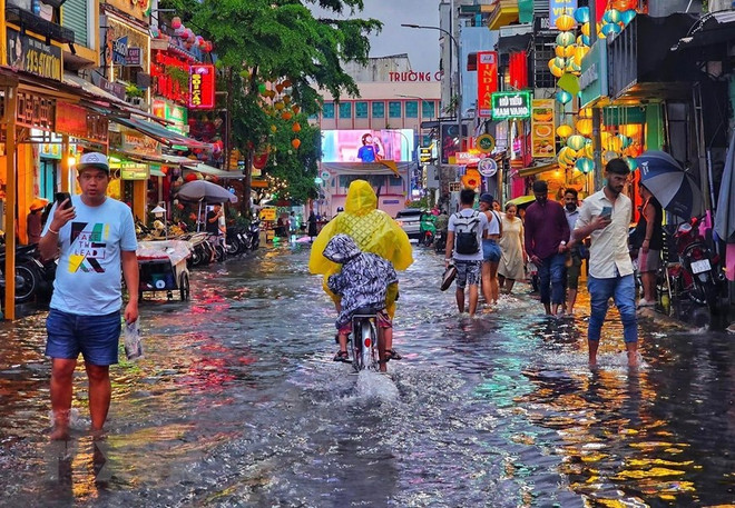 TP Hồ Chí Minh: Nhiều tuyến đường thành sông sau cơn mưa kéo dài ảnh 1