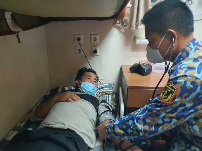 Bạc Liêu: Kịp thời đưa một ngư dân đau ruột thừa vào bờ cấp cứu ảnh 1