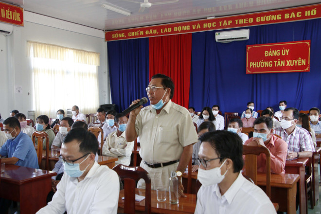 Cử tri phát biểu gửi gắm niềm tin, kỳ vọng vào những người ứng cử đại biểu Quốc hội khóa XV và đại biểu HĐND. (Ảnh:Kim Há/TTXVN) Cử tri tin tưởng vào chương trình hành động của các ứng cử viên ảnh 1