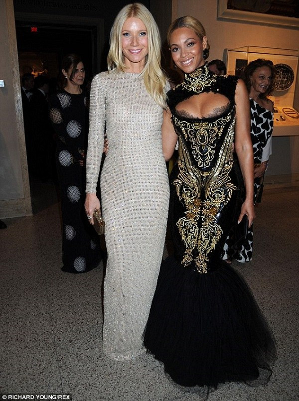 Những cô gái khiến giới truyền thông lúc nào cũng sôi sục ảnh 16