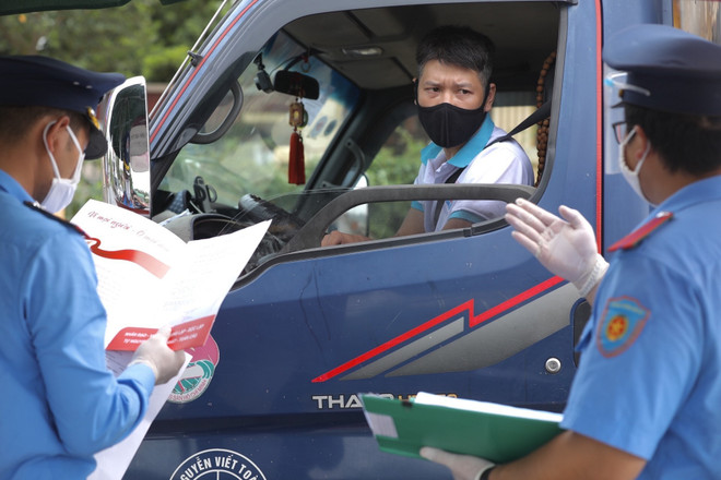 Dịch COVID-19: Hậu Giang xử lý nghiêm xe ''luồng xanh'' vi phạm ảnh 1
