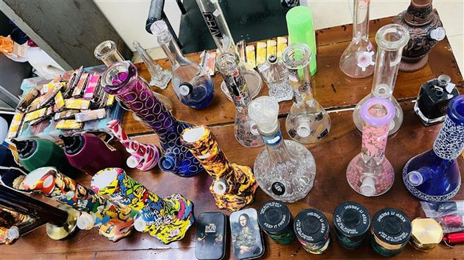 Công an Hà Nội phá tụ điểm hút cần sa trá hình là quán càphê, billard ảnh 1