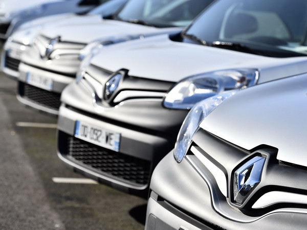 Những ôtô của hãng Renault tại Saint-Herblain, miền tây nước Pháp ngày 15/1/2016. (Nguồn: AFP/TTXVN) Renault-Nissan - “cuộc hôn nhân" độc đáo trong ngành ôtô ảnh 1