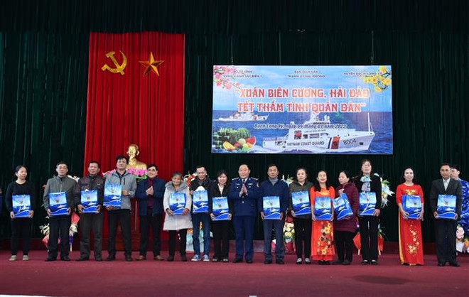 Hải Phòng: Mang Tết sớm đến với huyện đảo Bạch Long Vĩ ảnh 1