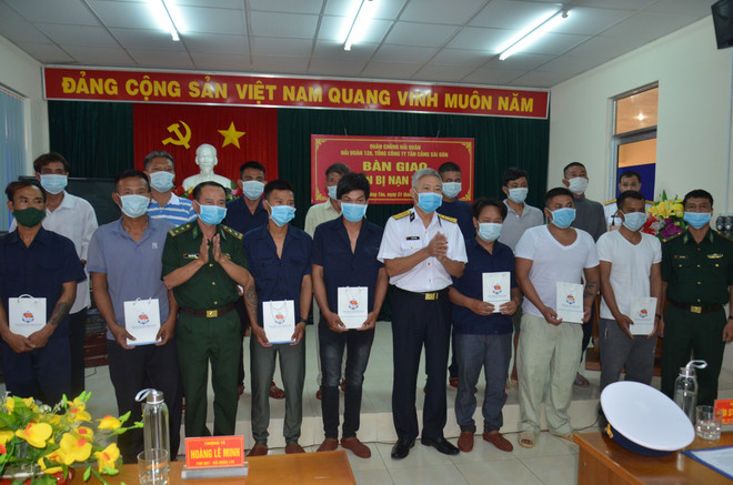 Hải đoàn 128 cứu nạn thành công 14 ngư dân gặp nạn trên biển ảnh 1