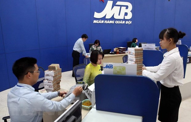 Giao dịch tại MB. (Ảnh: TTXVN) Kinh doanh bảo hiểm: Miếng bánh 'béo bở' của các ngân hàng ảnh 1