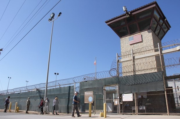 Bên ngoài trung tâm giam giữ của Mỹ tại Vịnh Guantanamo, Cuba. (Ảnh: AFP/TTXVN) Chính quyền Mỹ cân nhắc đóng cửa nhà tù quân sự Guantanamo ảnh 1