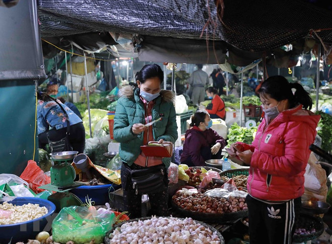 Ảnh minh họa. (Ảnh: Vũ Sinh/TTXVN) Giá cả một số mặt hàng thiết yếu tăng nhẹ trong ngày mùng 2 Tết ảnh 1