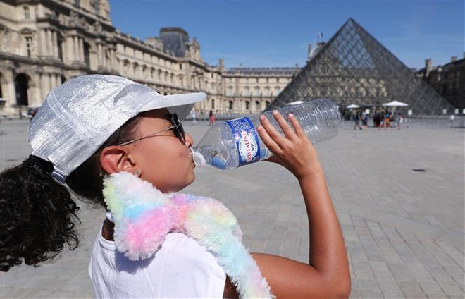 Thời tiết nắng nóng ở Paris, Pháp. (Ảnh: THX/TTXVN) Pháp phạt tiền các cửa hàng lãng phí điện chạy điều hòa không khí ảnh 1
