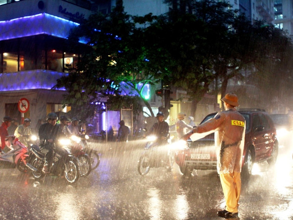 Hà Nội: Tăng cường tuần tra, xử lý vi phạm giao thông đêm ảnh 1