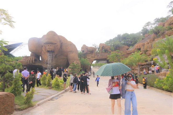 Công viên Kingkong, Tuần Châu (Quảng Ninh) thu hút du khách trong những ngày cuối tuần. (Ảnh: Thanh Vân/TTXVN) Thêm một số địa phương công bố cấp độ dịch COVID-19 ảnh 1