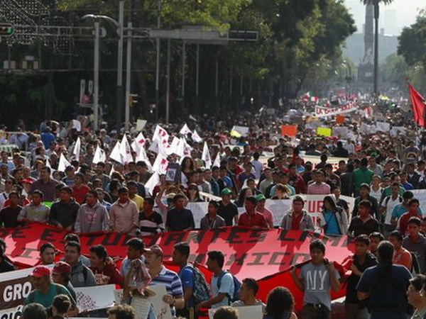 Biểu tình đòi chính quyền tìm kiếm 43 giáo sinh mất tích. (Nguồn: BBC) Mexico: Đụng độ ở biểu tình liên quan vụ 43 giáo sinh mất tích ảnh 1