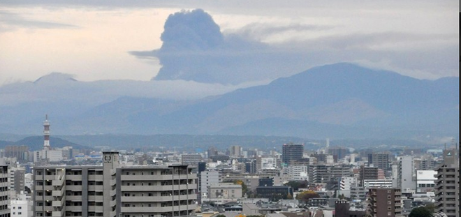 Nhật Bản: Núi lửa phun trào khiến hàng loạt chuyến bay bị hủy ảnh 1