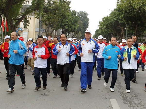 Hơn 7.000 người tham gia Ngày chạy Olympic năm 2016 tại Hà Nội ảnh 1