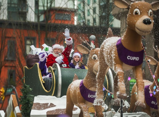 Lễ diễu hành của các ông già Noel tại Canada thu hút hàng vạn người ảnh 1