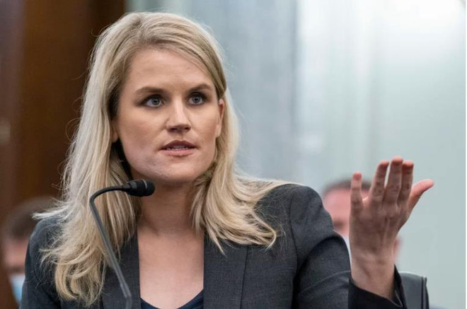 Cựu giám đốc Facebook, Frances Haugen, phát biểu trong phiên điều trần tại Capitol Hill, ngày 5/10. (Nguồn: AP) Nền tảng xã hội Facebook bị cáo buộc gây chia rẽ trong xã hội Mỹ ảnh 1