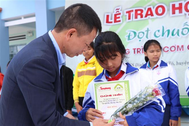 Lần đầu tiên trao học bổng 'Đọt chuối non' cho học sinh Gia Lai ảnh 1