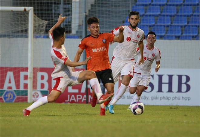 Pha tranh bóng quyết liệt giữa cầu thủ hai đội. (Ảnh: Trần Lê Lâm/TTXVN) V-League 2022: Viettel thắng 2-0 trước chủ nhà SHB Đà Nẵng ảnh 1