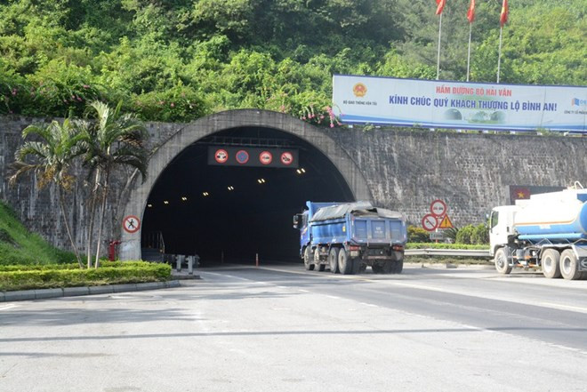 Phương tiện lưu thông qua hầm Hải Vân. (Ảnh: Việt Hùng/Vietnam+) Kiến nghị điều chỉnh tăng phí BOT qua hàng loạt hầm đường bộ ảnh 1