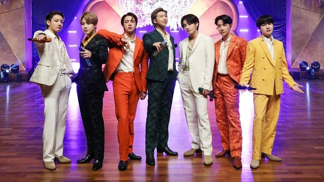 Các thành viên Nhóm nhạc BTS của Hàn Quốc. (Ảnh: YONHAP/TTXVN) Nhóm nhạc Hàn Quốc BTS nhận danh hiệu Nghệ sỹ của năm tại AMAs ảnh 1