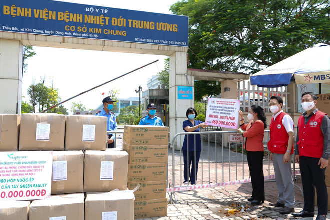 Trung ương Hội Chữ thập đỏ Việt Nam và Hội Chữ thập đỏ thành phố Hà Nội trao quà hỗ trợ công tác phòng, chống dịch COVID-19 tại Bệnh viện Nhiệt đới Trung ương cơ sở Kim Chung. (Ảnh: TTXVN phát) 75 năm Hội Chữ thập đỏ Việt Nam: Vì mọi người - Ở mọi nơi ảnh 1