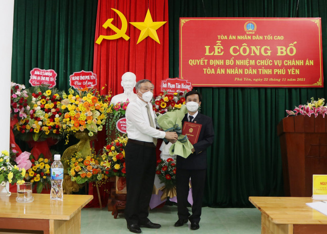 Trao Quyết định bổ nhiệm Chánh án Tòa án Nhân dân tỉnh Phú Yên ảnh 1