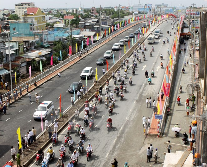 Cầu Gành Hào, thành phố Cà Mau. (Ảnh: Anh Tôn/TTXVN) Tỉnh ủy Cà Mau lấy ý kiến đóng góp dự thảo Báo cáo Chính trị ảnh 1