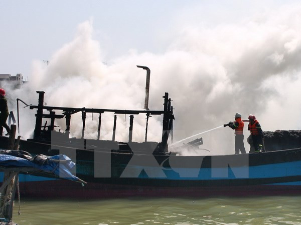 Thanh Hóa: Cháy tàu cá, thiệt hại ước tính 900 triệu đồng ảnh 1