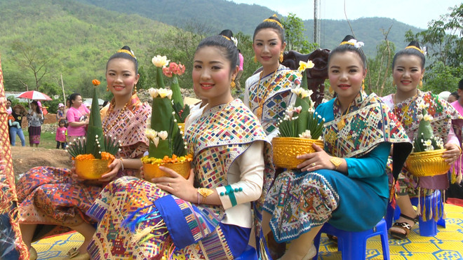 Người dân Việt Nam-Lào chung vui Tết cổ truyền Bunpimay ảnh 2