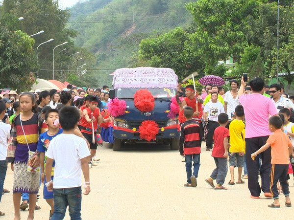 Người dân Việt Nam-Lào chung vui Tết cổ truyền Bunpimay ảnh 1