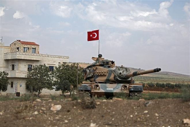 Binh sỹ Thổ Nhĩ Kỳ gác ở khu vực Kafr Jannah, ngoại ô thị trấn Afrin, Syria ngày 18/10/2022. (Ảnh: AFP/TTXVN) 4 nước tái khẳng định mong muốn bảo vệ toàn vẹn lãnh thổ của Syria ảnh 1