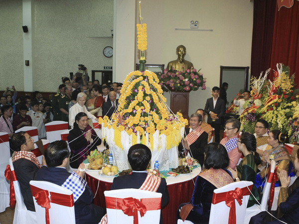 Long trọng đón Tết cổ truyền Bunpimay của Lào tại Hà Nội ảnh 1