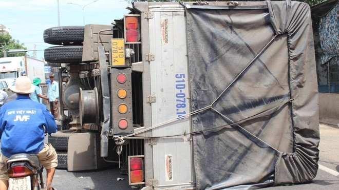 Bình Thuận: Xe tải va chạm với môtô và xe đạp làm 2 người chết ảnh 1